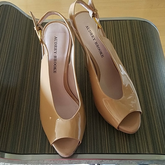 Platform sandals. Beige patent leather - Picture 1 of 3